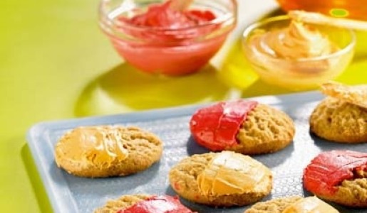 Galletas de ajonjolí y guindones