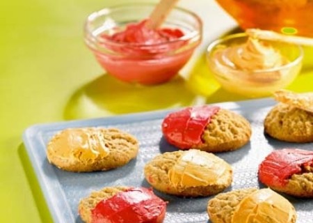 Galletas de ajonjolí y guindones