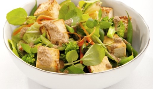 Ensalada de vegetales y tofu