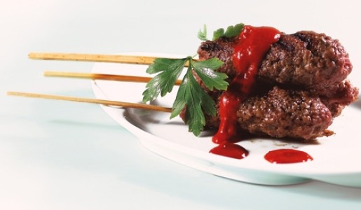 Brochetas de carne molida al curry