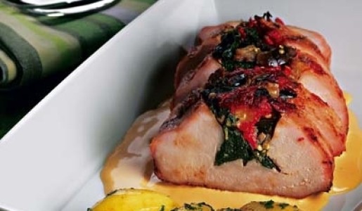 Lomo relleno de verduras con salsa holandesa