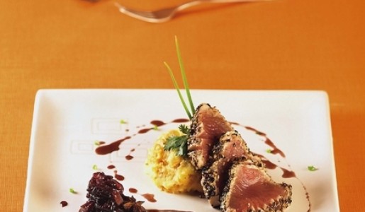 Atún abrasado con puré rústico y compota de cebolla a las especias