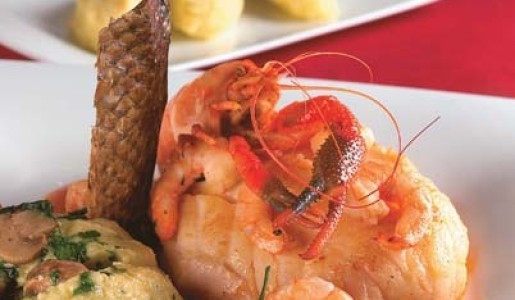 Chita y camarones en salsa de coral