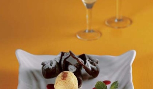 Tortelli relleno de queso, chocolate blanco con frambuesas