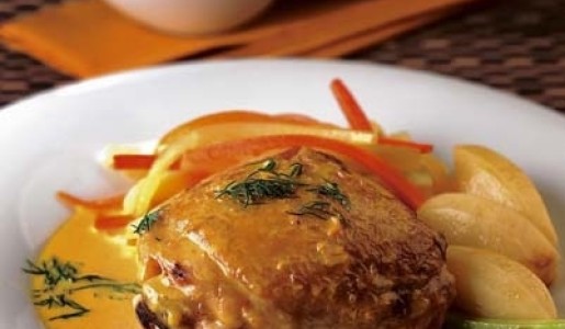 Pollo a la mostaza con papas olivette y juliana de legumbres