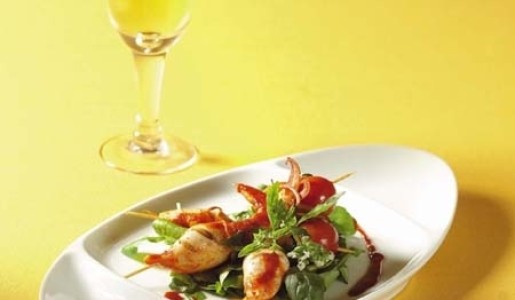 Anticuchos de calamar y langostino en cama de berros
