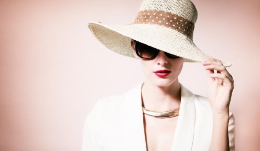 Cómo combinar un sombrero de playa