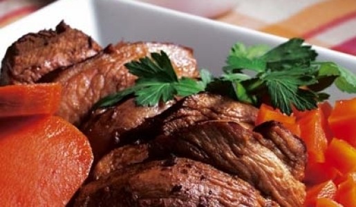 Pierna de lechón asado y zanahorias confitadas