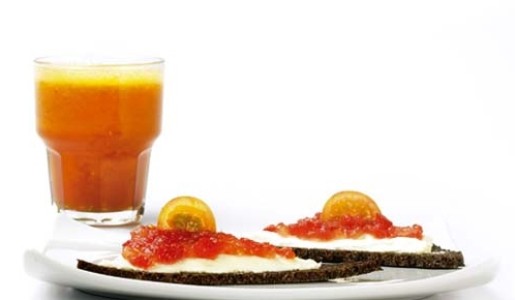 Tostadas de centeno con mermelada de tomate y piña con jugo de ?tunaranja?