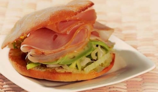 Pan con pavo y encurtidos