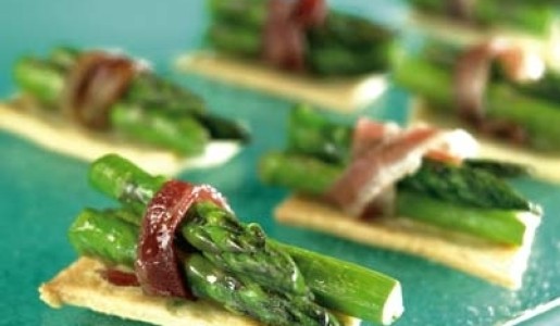 Espárragos crocantes con nudos de tocino