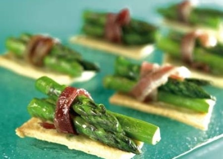 Espárragos crocantes con nudos de tocino
