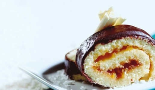 Pionono de coco con salsa de chocolate