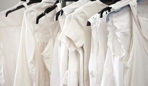 Cómo eliminar manchas amarillas de la ropa blanca