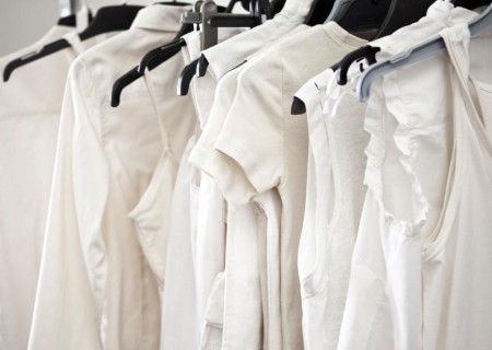 Cómo eliminar manchas amarillas de la ropa blanca