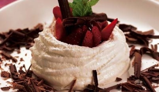 Nidos de merengue con fresas y frambuesas