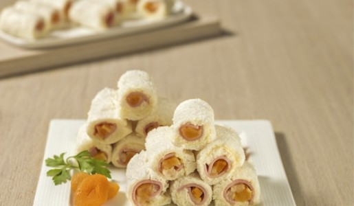 Rollitos de jamón, espárragos y damascos