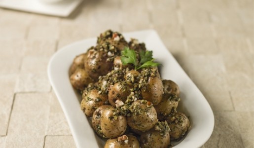 Papitas salteadas con chimichurri de hierbas