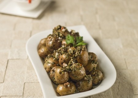 Papitas salteadas con chimichurri de hierbas