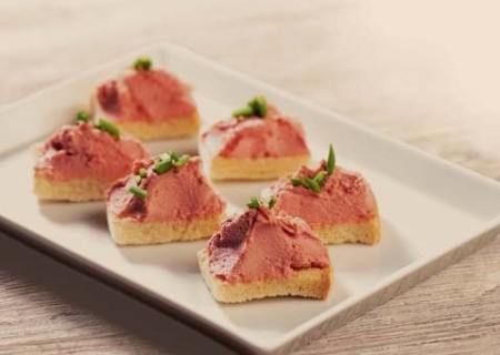 Mousse de jamón sobre tostadas