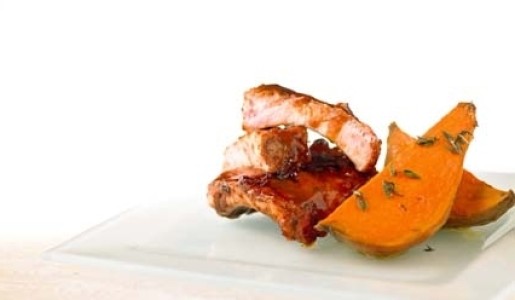 Costillas de cerdo en barbecue de tamarindo con camotes asados