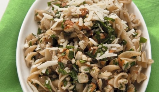 Pasta integral con nueces y hierbas