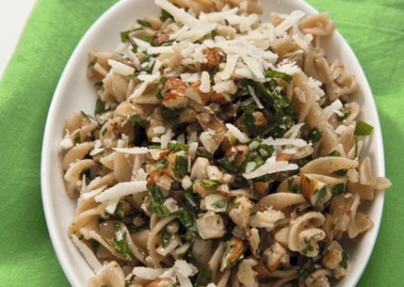 Pasta integral con nueces y hierbas