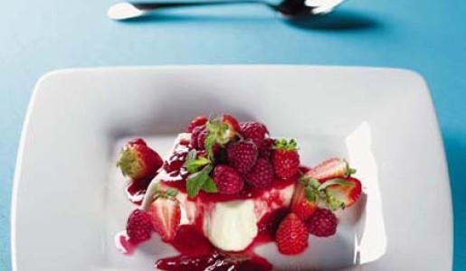 Crème bavaroise perfumada con Kirsch y salsita de frambuesa