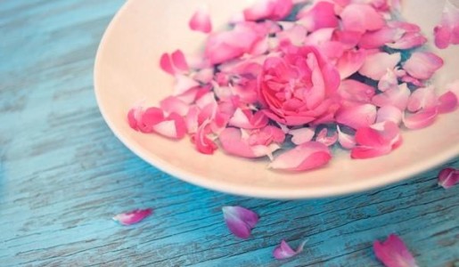 Cómo usar el agua de rosas en la piel