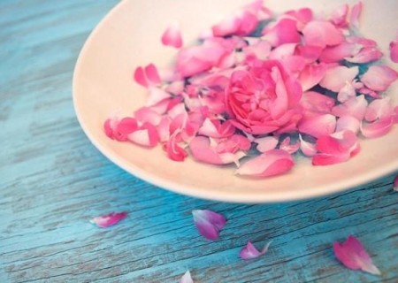 Cómo usar el agua de rosas en la piel