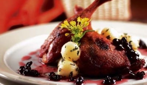 Piernas de pato al sauco y puré casero de papas