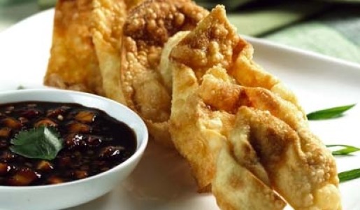 Wantán de langostinos con salsa de mango