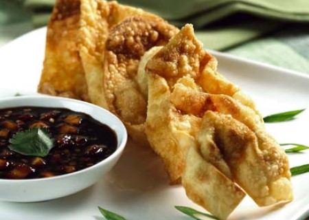 Wantán de langostinos con salsa de mango