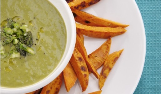 Crema de espárragos con chips de camote