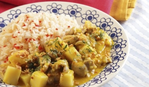 Pollo en salsa de maní