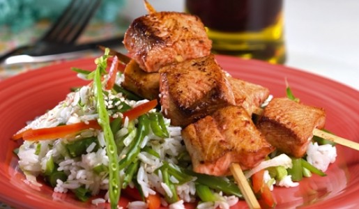 Anticucho de pescado y chaufa blanco