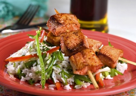 Anticucho de pescado y chaufa blanco