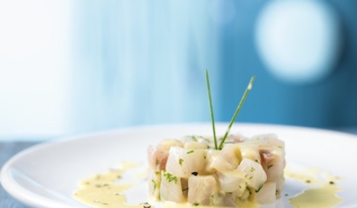 Tartare de corvina con vinagreta de maracuyá