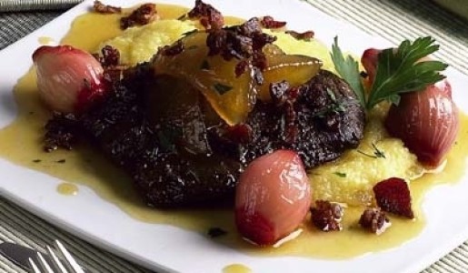 Hígado con manzanas y cebollas caramelizadas