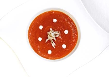 Crema de tomate con calamares salteados y alioli de ajo