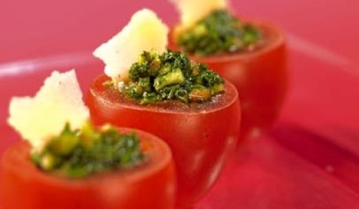 Tomates cherry rellenos con pesto de hierbas