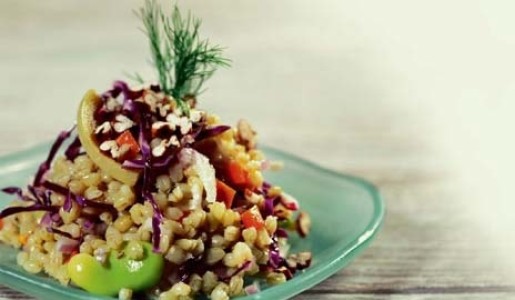 Trigo y pecanas en ensalada