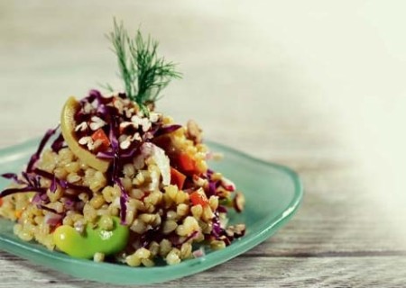 Trigo y pecanas en ensalada
