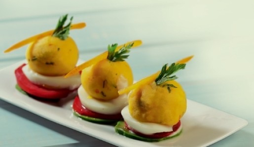 Bombitas de causa rellenas con tofu marinado