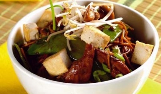 Fideos chinos con saltado de tofu