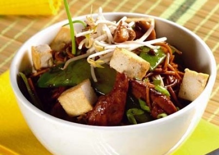 Fideos chinos con saltado de tofu