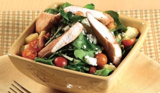 Ensalada de hojas verdes y pollo con maní