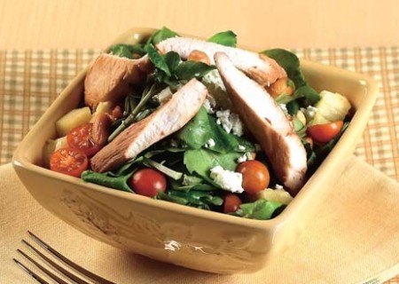 Ensalada de hojas verdes y pollo con maní