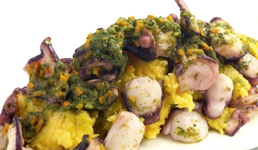 Pulpito pachamanquero con causa de yuca de 550 Kriollo Gurmet