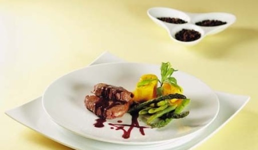 Lomo al vino tinto con platanitos en miel de naranjas